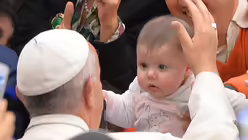 Franziskus segnet Baby / © Maurizio Brambatti (dpa)