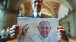 Der Internationale Karlspreis 2016 geht an Papst Franziskus / © Federico Gambarini (dpa)