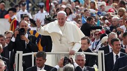 Papst Franziskus bei der Generalaudienz / © Alessandro di Meo (dpa)