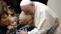 Papst Franziskus bei einem Treffen mit behinderten Menschen / © Paul Haring/CNS photo (KNA)