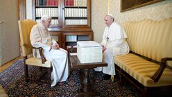 Papst Franziskus (r) und den emeritierten Papst Benedikt XVI. (l) 2013  / © Osservatore Romano (dpa)