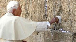 Der em. Papst Benedikt XVI. 2009 an der Klagemauer in Jerusalem / © EPA/PIER PAOLO CITO/Ansa/dpa  (dpa)