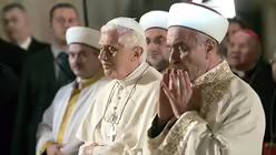 Der em. Papst Benedikt XVI besucht 2006 die Blaue Moschee in Istanbul  / &copy; Patrick Hertzog/EPA-Pool/ (dpa)