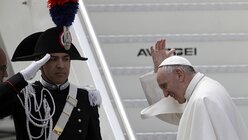 Papst Franziskus auf dem Weg nach Fatima / © Gregorio Borgia (dpa)