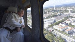 Papst Franziskus fliegt im Hubschrauber nach Fatima. / © L'osservatore Romano (dpa)