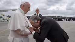 Papst Franziskus trifft auf dem Luftwaffenstützpunkt in Monte Real (Portugal) den portugiesischen Präsidenten Marcelo Rebelo de Sousa. / © Joao Relvas (dpa)