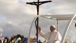 Papst Franziskus kommt mit seinem Papamobil am Heiligtum von Fatima (Portugal) an. / © Nuno Veiga (dpa)