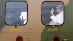 Papst Franziskus an Bord eines Hubschraubers, während er nach Fatima (Portugal) fliegt. / © Paulo Cunha (dpa)