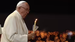 Papst Franziskus mit einer Kerze am ersten Abend in Fatima. / © Alessandra Tarantino (dpa)