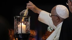 Papst Franziskus entzündet eine Kerze in Fatima im Mai 2017 / © Alessandra Tarantino (dpa)