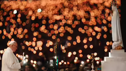 Papst Franziskus vor der Marienstatue / © Paulo Duarte (dpa)