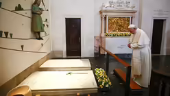 Papst Franziskus betet am Grab von zwei gesegneten Hirtenkindern.  (dpa)