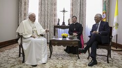 Papst Franziskus (l) trifft den portugiesischen Premierminister Antonio Costa (r).  (dpa)