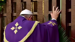 Franziskus &ouml;ffnet erste Heilige Pforte in der Kathedrale von Bangui / &copy; Guiseppe Cacace/Reuters Pool (dpa)