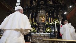 Papst Franziskus betet vor der "Schwarzen Madonna" im polnischen Tschenstochau / © Osservatore Romano (KNA)