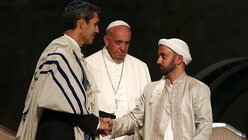 Papst Franziskus mit einem Muslim und einem Juden / © Tony Gentile (dpa)
