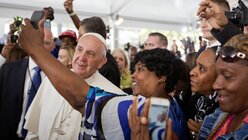 Ein Selfie mit dem Papst (KNA)