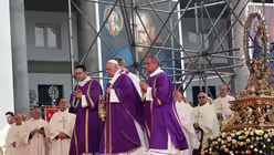 Papst Franziskus hält eine Messe auf der Piazza del Plebiscito im Stadtzentrum / © Alessandro Di Meo (dpa)
