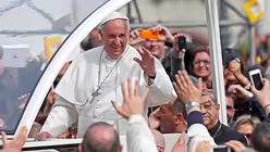  Franziskus erreicht die Piazza del Plebiscito im Zentrum von Neapel / &copy; Alessandro Di Meo (dpa)
