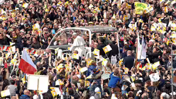  Franziskus erreicht die Piazza del Plebiscito im Zentrum von Neapel / © Renato Olimpio (dpa)