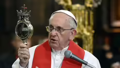 Franziskus h&auml;lt die Ampulle mit dem Blut des Hl. Januarius / &copy; Ciro Fusco (dpa)