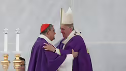 Franziskus mit Kardinal Crescenzio Pepe w&auml;hrend der Messe in der Innenstadt Neapels / &copy; Alessandro Di Meo (dpa)