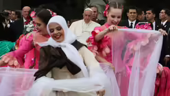 T&auml;nzer auf dem Flughafen in Asuncion (dpa)