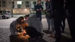 Weltweit gedenken Menschen der Opfer der Anschl&auml;ge / &copy; Lukas Schulze (dpa)