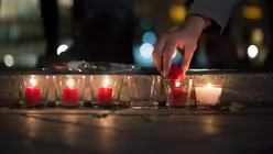 Kerzen f&uuml;r die Opfer / &copy; Lukas Schulze (dpa)