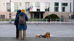 Blumen vor der franz&ouml;sischen Botschaft in Berlin / &copy; Gregor Fischer (dpa)