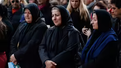 Schweigeminute in Paris / &copy; Laurent Dubrule (dpa)