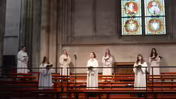 Passend zum Tagesevangelium singen die S&auml;ngerinnen die Motette "Hebe deine Augen auf zu den Bergen&hellip;" von Mendelssohn-Bartholdy.  / &copy; Beatrice Tomasetti (DR)