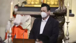 Pastoralreferent Thomas Burgmer hat die Jugendlichen mit einem jungen Team auf die Firmung vorbereitet. / &copy; Beatrice Tomasetti (DR)