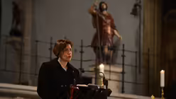 Pastorin Friedrike Mei&szlig;ner von der Freien evangelischen Gemeinde tr&auml;gt das Evangelium vor. / &copy; Tomasetti (DR)