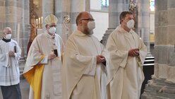 Pater Christoph Wekenborg, Provinzial Peter Kreutzwald und Kardinal Woelki beim Einzug. / © Beatrice Tomasetti (DR)