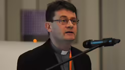 Pater Gianluca Carlin bei der Begr&uuml;&szlig;ung / &copy; Beatrice Tomasetti (DR)