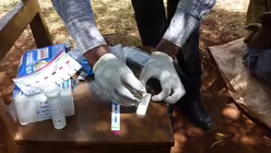 Patient Chaaria macht HIV-Test / © Dieter Wenderlein (Gemeinschaft Sant’Egidio)