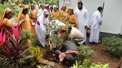 In Pattuvan besucht Kardinal Woelki eine Taubstummenschule des Ordens Dienerinnen der Armen und &uuml;bergibt einen Preis an eine Sch&uuml;lerin. / &copy; Ammann (Erzbistum K&ouml;ln)