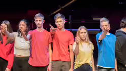 Performance der Marienschule Opladen zum Konflikt der Jugendlichen in El Salvador.  / &copy; Hirschbeck (Erzbistum K&ouml;ln)