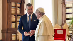 Peter Pellegrini und Papst Franziskus / &copy; Paolo Galosi (KNA)