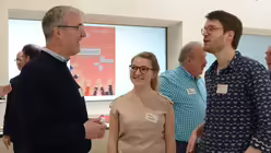 Peter Seul, Pfarrer in St. Agnes, im Gespr&auml;ch mit den Innenstadt-Kantoren Anna Goeke und Matthias Bartsch. / &copy; Beatrice Tomasetti (DR)