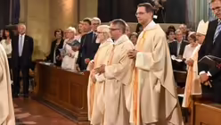 Peter Kohlgraf (hinten, m.) w&auml;hrend des Einzugs zum Festgottesdienst / &copy; Harald Oppitz (KNA)