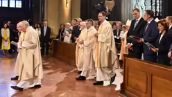 Peter Kohlgraf (hinten, m.) w&auml;hrend des Einzugs zum Festgottesdienst / &copy; Harald Oppitz (KNA)