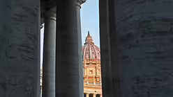 Petersdom hinter Kolonnen / &copy; Romano Siciliani (KNA)