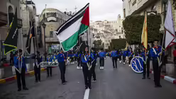 Pfadfinder mit Trommeln und Blasinstrumenten marschierten mittags durch die Straßen der kleinen Stadt Bethlehem / © ilia Yefimovich (dpa)