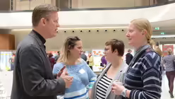 Pfarrer Dr. Dominik Meiering im Gespr&auml;ch mit den Pastoralreferentinnen Annette Blazek aus St. Severin und Lisa Brentano aus St. Gereon. / &copy; Beatrice Tomasetti (DR)