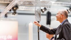 Pfarrer Dr. Siegfried Kleymann, Geistlicher Begleiter, entzündet die Kerze in der Synodalversammlung / © Synodaler Weg/Maximilian von Lachner (SW)