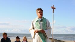 Pfarrer Egbert Schlotmann bei einem Strandgottesdienst. / © Beatrice Tomasetti (DR)