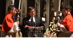 Pfarrer Gebhard Müller vom Evangelischen Stadtkirchenverband Köln und Region liest das Evangelium. / © Tomasetti (DR)
