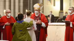 Pfarrer Hans-G&uuml;nther Korr und Diakon Michael Thiele assistieren Kardinal Woelki (Archiv) / &copy; Beatrice Tomasetti (DR)